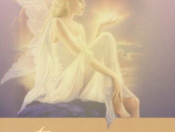 Anioł w białej sukni siedzi na skale, trzyma światło w ręce, napis o przyjaźni na dole.