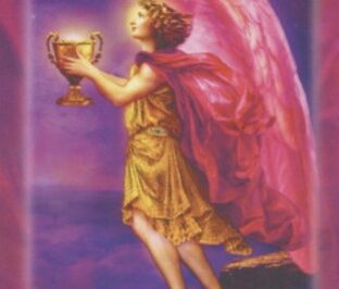 Anioł w złotej szacie trzyma puchar, w tle różowe skrzydła i napis "Gifts from God".