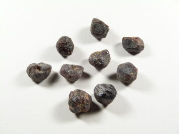 granaty, kamienie naturalne, nieszlifowane, kolor szarawo-brązowy, grupka kamieni
