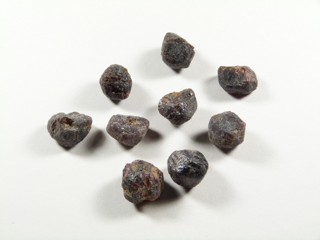 granaty, kamienie naturalne, nieszlifowane, kolor szarawo-brązowy, grupka kamieni