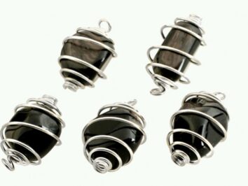 hipersten kamień w metalowej spirali wisiorek