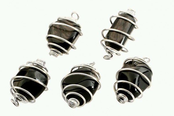 hipersten kamień w metalowej spirali wisiorek