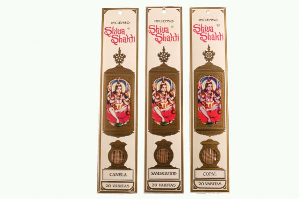 Trzy opakowania kadzideł Shiva Shakti w różnych zapachach ustawione obok siebie.