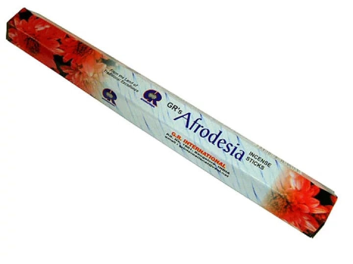 Pudełko kadzidełek Afrodesia z czerwonymi kwiatami na białym tle.