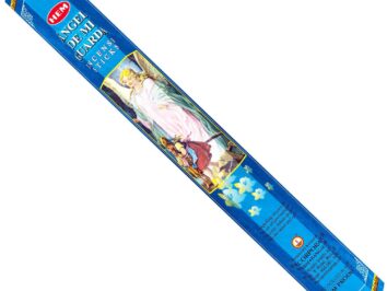 Niebieskie opakowanie kadzidełek z ilustracją anioła stróża chroniącego dzieci.