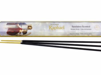 Trzy czarne kadzidełka przed opakowaniem z napisem "Archangel Raphael Sandalera Scented".