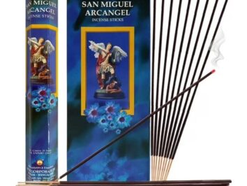 Pudełko kadzidełek San Miguel Archanioł, kadzidełka i podstawka, jedno pali się i dymi.