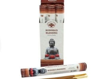 Pudełko kadzidełek Buddha’s Blessing z wizerunkiem Buddy i kilkoma patyczkami kadzidełek.