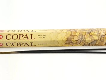 Opakowanie kadzidełek copal firmy HEM oraz dwie czarne pałeczki kadzidełek.