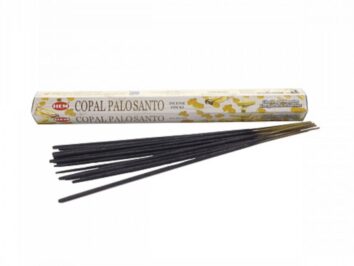 Patyczki zapachowe Copal Palo Santo oraz opakowanie leżące na białym tle.