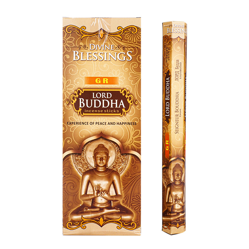 Złote opakowania kadzidełek z wizerunkiem Buddy i napisem „Lord Buddha incense sticks”.