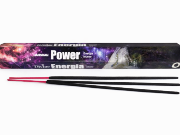 Trzy czarne kadzidełka i kolorowe opakowanie z napisem "Power Energia".