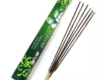 Zielone pudełko kadzidełek zapachowych Erotico z kilkoma patyczkami kadzidła obok.