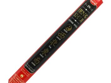 Czerwone pudełko z kadzidełkami Feng Shui, ozdobione chińskimi znakami i symbolami żywiołów.