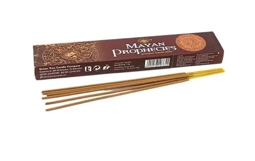 Kadzidełka Mayan Prophecies naturalne kadzidła masala. Brązowe kadzidełka leżą przed opakowaniem z napisem "Mayan Prophecies".