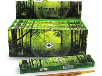 Opakowanie kadzidełek Mother Earth z grafiką zielonego lasu, widoczne trzy patyczki kadzideł.