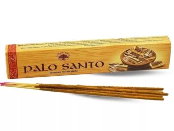 Kadzidełka Palo Santo naturalne kadzidła masala. Opakowanie kadzidełek Palo Santo z kilkoma patyczkami leżącymi przed nim.