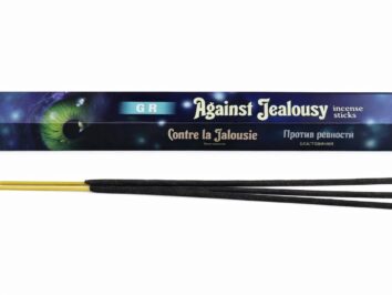 Trzy kadzidełka przed pudełkiem z napisem "Against Jealousy" na białym tle.