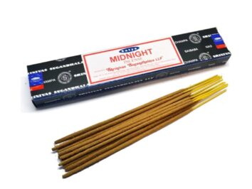 Pudełko i patyczki kadzidełek Satya Midnight Incense ułożone na białym tle.
