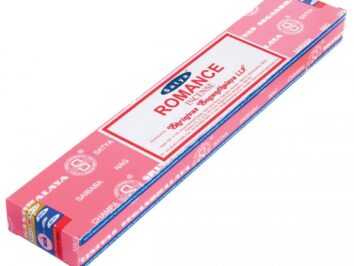 Różowo-białe pudełko kadzidełek Satya Romance leży na białym tle.