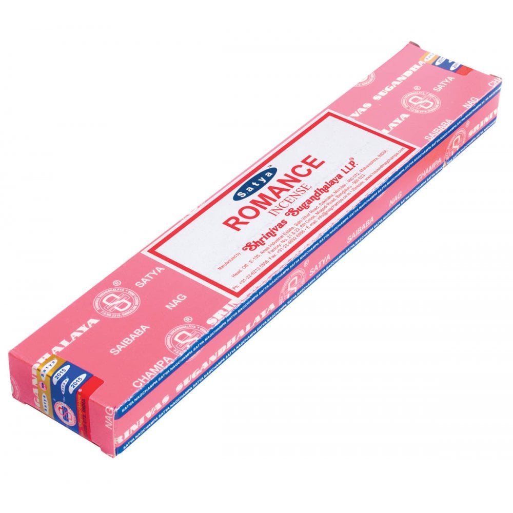 Różowo-białe pudełko kadzidełek Satya Romance leży na białym tle.