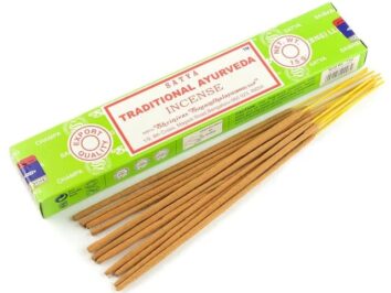 Kadzidełka Traditional Ayurveda naturalne kadzidła masala. Zielone opakowanie i kilka patyczków kadzideł Satya Traditional Ayurveda na białym tle.