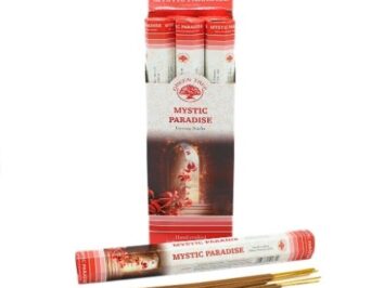 Opakowanie i patyczki zapachowe Mystic Paradise na białym tle.