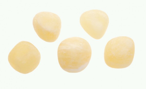 Kalcyt złoty/ kalcyt złocisty - kamień gładzony, polerowany, szlifowany i bębnowany w formie otoczaka. Pięć kamieni gładkich kalcytu złotego na białym tle.