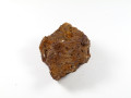 Kupryt - kamień naturalny, surowy, nieszlifowany. Brązowy, nieregularny kamień leżący na białym tle.