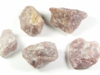 Mordenit - kamień naturalny, surowy, nieszlifowany.