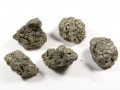 Piryt - kamień naturalny, surowy, nieszlifowany. Pięć grudek szarego metalu na białym tle.