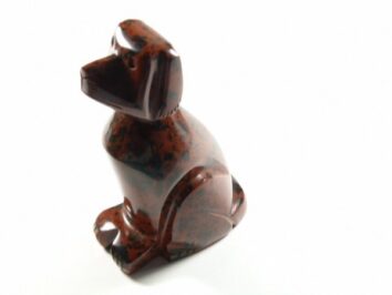 Pies z brązowego obsydianu