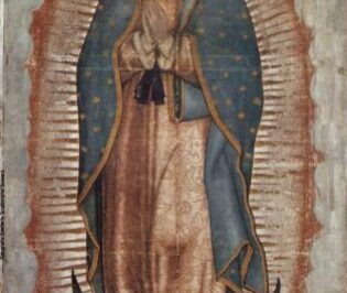 Obraz Matki Bożej z Guadalupe z dłońmi złożonymi do modlitwy.