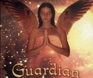 Anioł z rozłożonymi skrzydłami trzymający dłonie złożone do modlitwy na tle gwiazd.