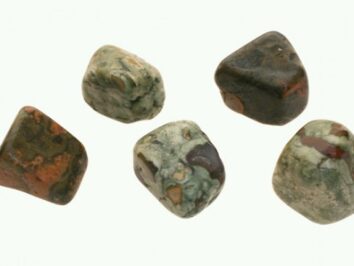 Riolit - kamień gładzony, polerowany, szlifowany i bębnowany w formie otoczaka. Riolit 5 kamieni polerowanych na białym tle.