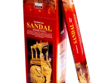 Czerwone opakowanie indyjskich kadzidełek sandałowych Darshan z motywem słonia.