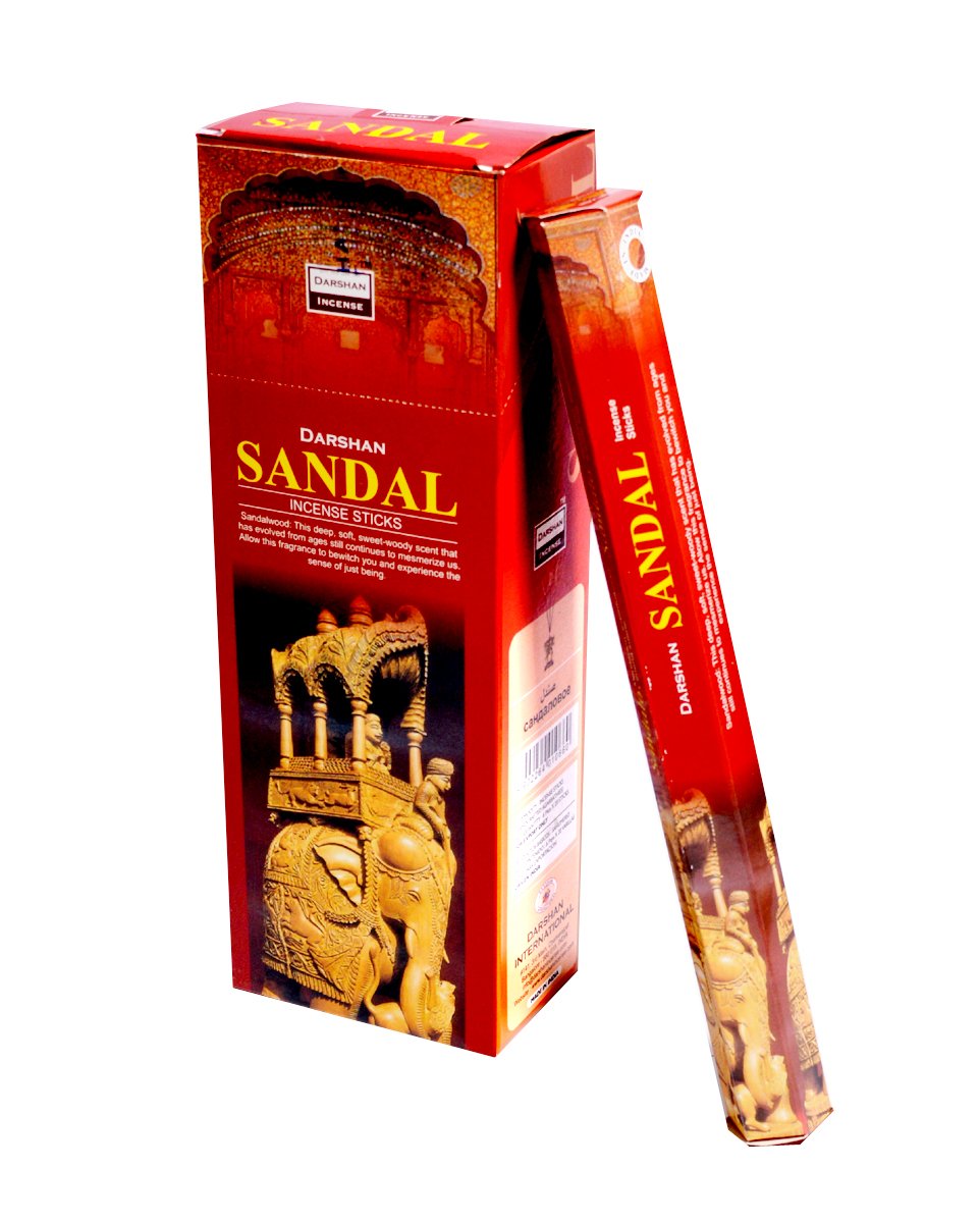 Czerwone opakowanie indyjskich kadzidełek sandałowych Darshan z motywem słonia.