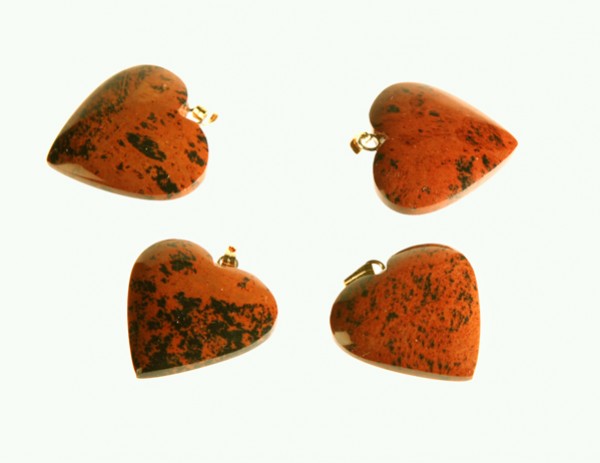 Cztery wisiorki w kształcie serca z brązowego kamienia z czarnymi plamkami, ułożone na białym tle.