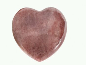 Serce mika czerwona szlifowana. Różowy kamień w kształcie serca na białym tle.