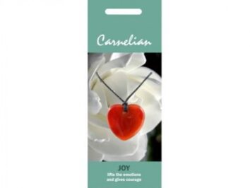 Wisiorek w kształcie czerwonego serca na tle białego kwiatu, podpisany jako "Carnelian".