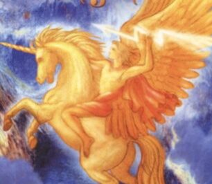 Złoty anioł dosiadający jednorożca, na tle nieba z napisem "Strength".