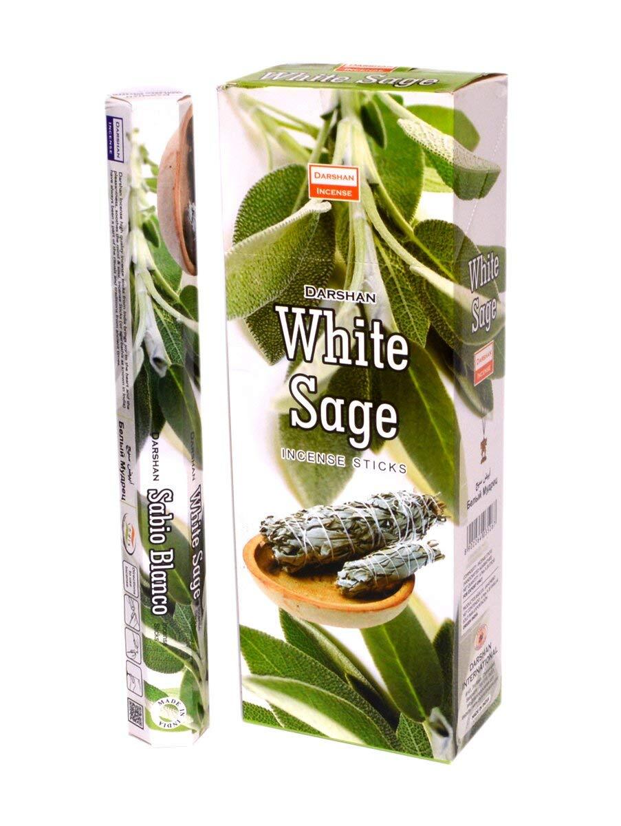Opakowanie kadzidełek Darshan White Sage z liśćmi szałwii i pękiem szałwii na obrazku.