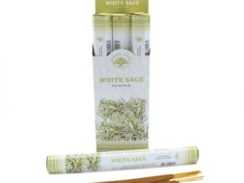Opakowanie i patyczki zapachowe „White Sage” ułożone na białym tle.