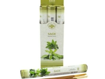 Opakowanie i pojedyncze opakowania kadzidełek zapachowych o aromacie szałwii, kilka patyczków przed nimi.