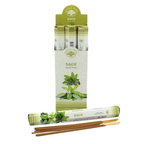 Opakowanie i pojedyncze opakowania kadzidełek zapachowych o aromacie szałwii, kilka patyczków przed nimi.