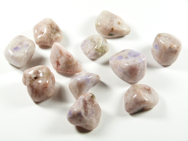 Tanzanit Preria właściwości – naturalne, polerowane kamienie o delikatnej, fioletowo-różowej barwie