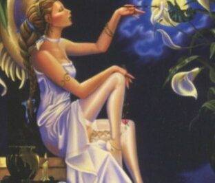 Kobieta w białej sukni siedzi i patrzy na księżyc, wokół niej kwiaty i rośliny.