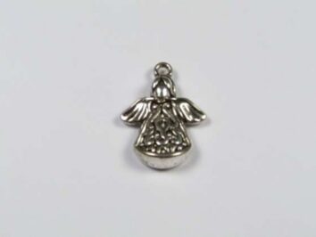 Srebrna zawieszka w kształcie anioła na białym tle.