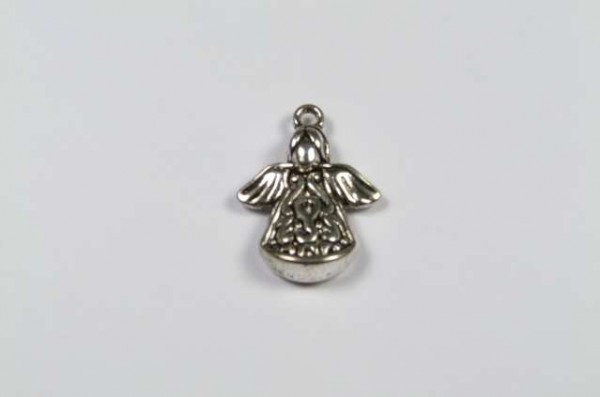 Srebrna zawieszka w kształcie anioła na białym tle.