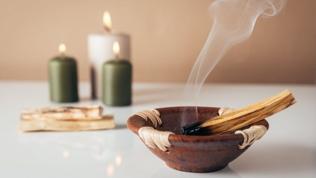 Intensywny aromat Palo Santo uwalnia się po spaleniu